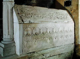 El cenotafio de la abadesa Theodechilde en la cripta funeraria